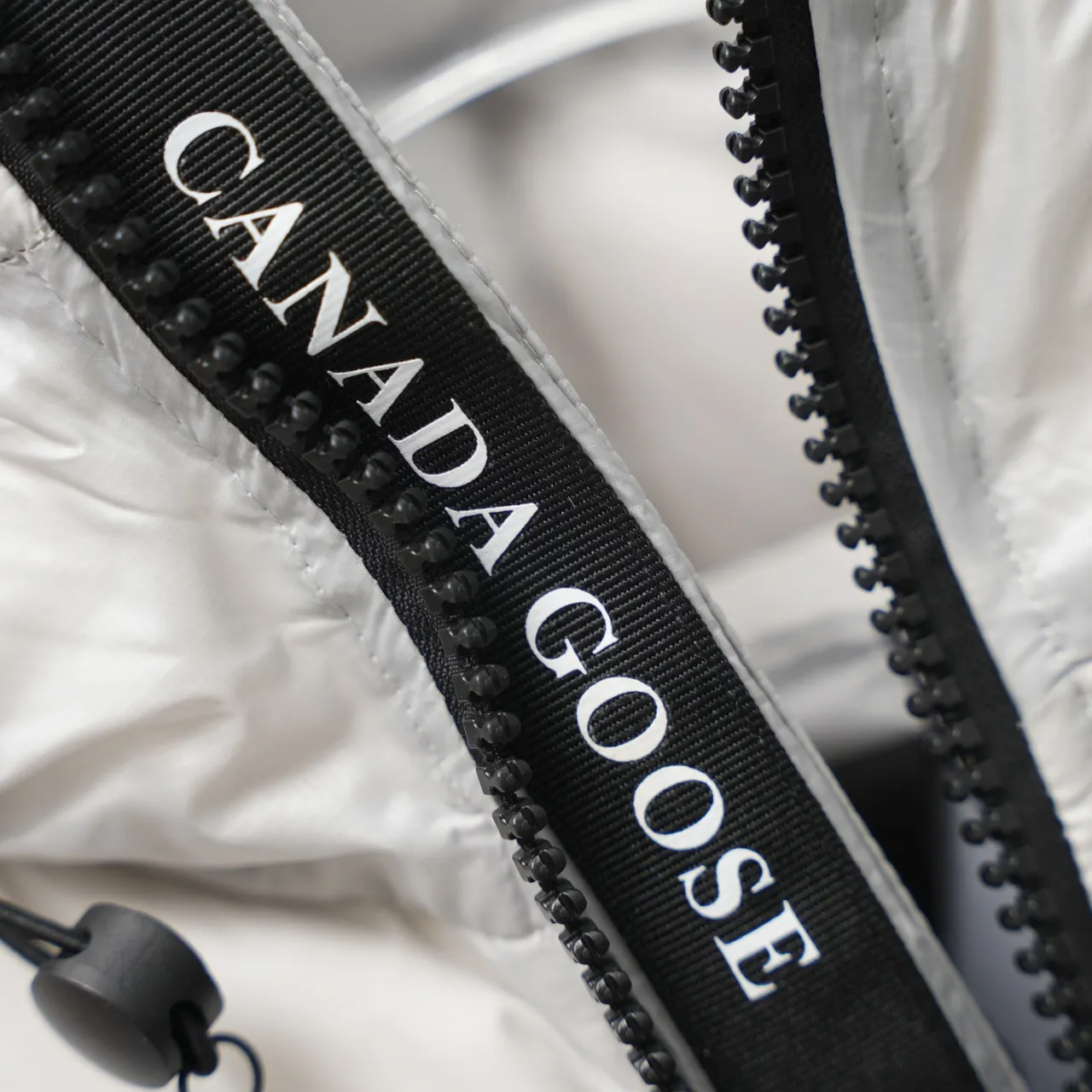 P780 CANADA GOOSE丨Canada Goose 2252 Puff Hooded Down Jacket Color: Gray White Red Size: XS-XXL